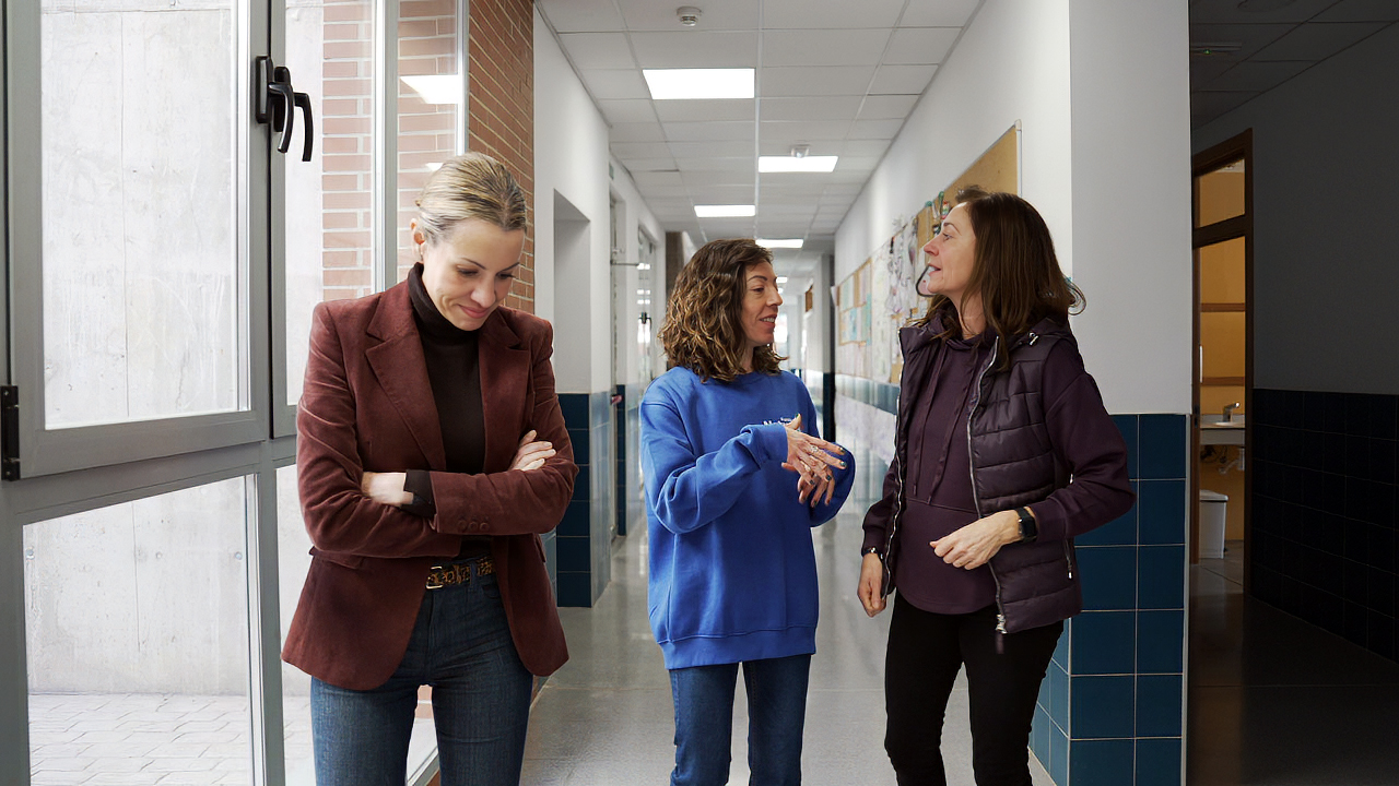 Silvia Tomás, Nuria Barber y Susana García Serra en el CEIP Ciutat de Cremona.