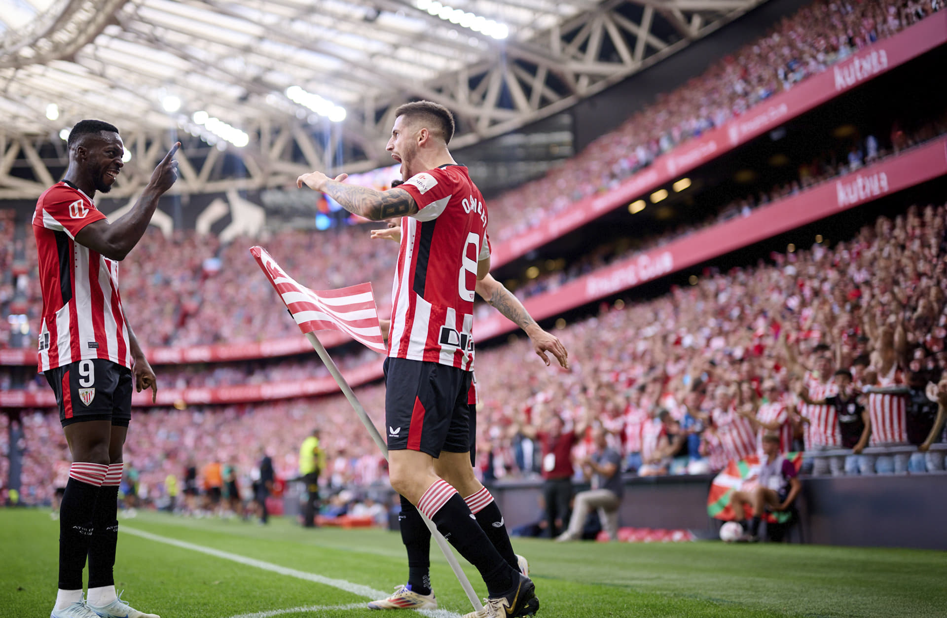 Iñaki Williams y Sancet celebran un gol en el Estadio San Mamés entre el Athletic Club – Getafe CF