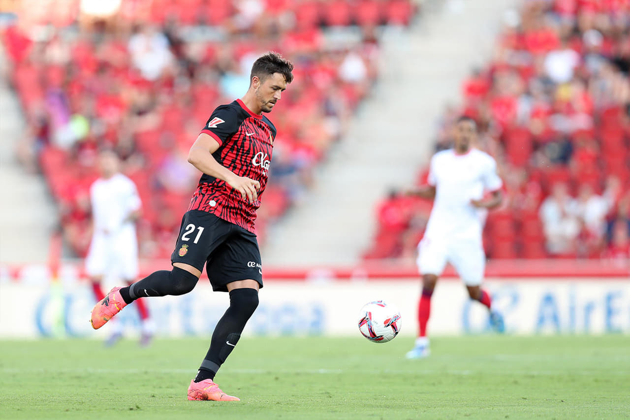 Antonio Raíllo, del RCD Mallorca, en acción ante el Sevilla FC en un partido de la temporada pasada - Foto: LALIGA