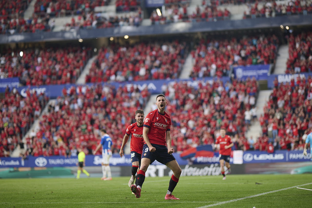 Budimir celebra un gol ante su afición entre el CA Osasuna – RCD Espanyol de Barcelona - Foto: LALIGA