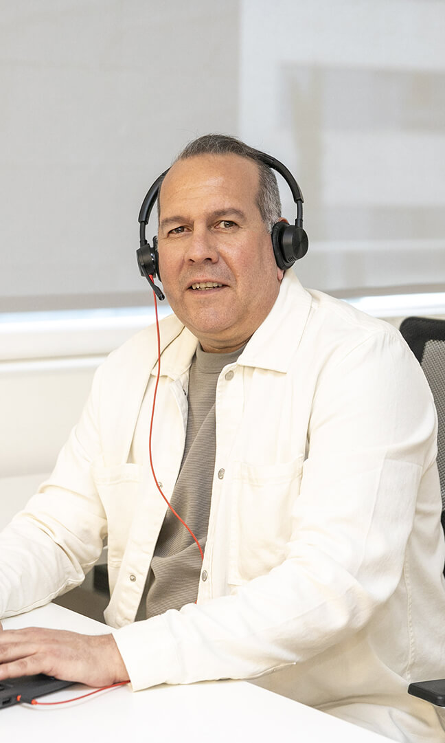 Antonio Suárez, trabajador de ILUNION It Services en Madrid, aparece en su puesto de trabajo.